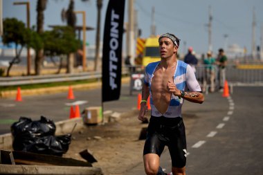 Demir Adam 70.3 Lima 'nın son turlarında koşan sporcular, sadece hayaller peşinde koşmakla kalmaz, aynı zamanda yaşarlar da. Gözyaşları, ter ve kırılmaz ruh bitiş çizgisine giden yolu işaretler..