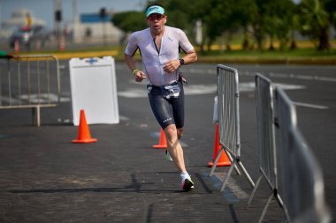 Demir Adam 70.3 Lima 'nın son turlarında koşan sporcular, sadece hayaller peşinde koşmakla kalmaz, aynı zamanda yaşarlar da. Gözyaşları, ter ve kırılmaz ruh bitiş çizgisine giden yolu işaretler..
