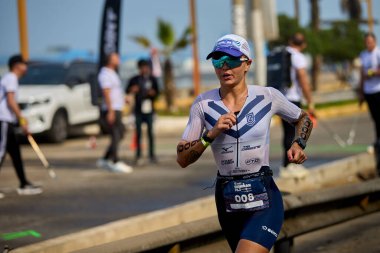 Demir Adam 70.3 Lima 'nın son turlarında koşan sporcular, sadece hayaller peşinde koşmakla kalmaz, aynı zamanda yaşarlar da. Gözyaşları, ter ve kırılmaz ruh bitiş çizgisine giden yolu işaretler..