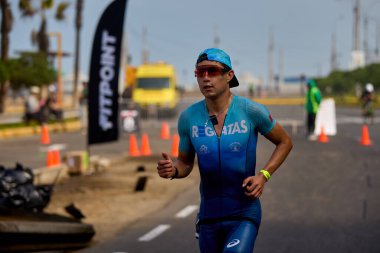 Demir Adam 70.3 Lima 'nın son turlarında koşan sporcular, sadece hayaller peşinde koşmakla kalmaz, aynı zamanda yaşarlar da. Gözyaşları, ter ve kırılmaz ruh bitiş çizgisine giden yolu işaretler..