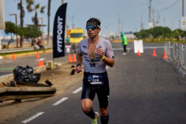 Demir Adam 70.3 Lima 'nın son turlarında koşan sporcular, sadece hayaller peşinde koşmakla kalmaz, aynı zamanda yaşarlar da. Gözyaşları, ter ve kırılmaz ruh bitiş çizgisine giden yolu işaretler..