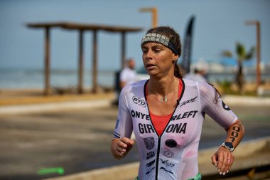 Demir Adam 70.3 Lima 'nın son turlarında koşan sporcular, sadece hayaller peşinde koşmakla kalmaz, aynı zamanda yaşarlar da. Gözyaşları, ter ve kırılmaz ruh bitiş çizgisine giden yolu işaretler..