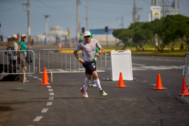 Demir Adam 70.3 Lima 'nın son turlarında koşan sporcular, sadece hayaller peşinde koşmakla kalmaz, aynı zamanda yaşarlar da. Gözyaşları, ter ve kırılmaz ruh bitiş çizgisine giden yolu işaretler..