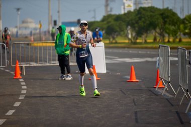 Demir Adam 70.3 Lima 'nın son turlarında koşan sporcular, sadece hayaller peşinde koşmakla kalmaz, aynı zamanda yaşarlar da. Gözyaşları, ter ve kırılmaz ruh bitiş çizgisine giden yolu işaretler..
