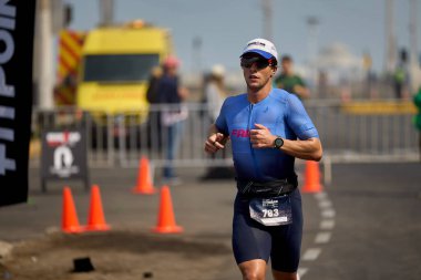 Demir Adam 70.3 Lima 'nın son turlarında koşan sporcular, sadece hayaller peşinde koşmakla kalmaz, aynı zamanda yaşarlar da. Gözyaşları, ter ve kırılmaz ruh bitiş çizgisine giden yolu işaretler..