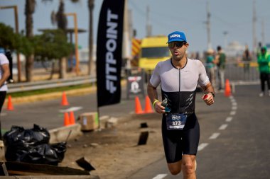 Demir Adam 70.3 Lima 'nın son turlarında koşan sporcular, sadece hayaller peşinde koşmakla kalmaz, aynı zamanda yaşarlar da. Gözyaşları, ter ve kırılmaz ruh bitiş çizgisine giden yolu işaretler..