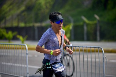 Demir Adam 70.3 Lima 'nın son turlarında koşan sporcular, sadece hayaller peşinde koşmakla kalmaz, aynı zamanda yaşarlar da. Gözyaşları, ter ve kırılmaz ruh bitiş çizgisine giden yolu işaretler..