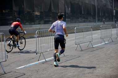 Demir Adam 70.3 Lima 'nın son turlarında koşan sporcular, sadece hayaller peşinde koşmakla kalmaz, aynı zamanda yaşarlar da. Gözyaşları, ter ve kırılmaz ruh bitiş çizgisine giden yolu işaretler..