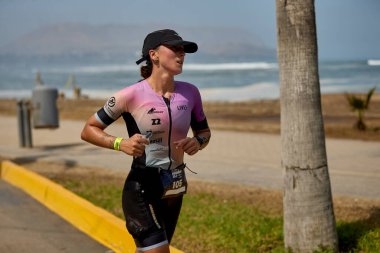 Demir Adam 70.3 Lima 'nın son turlarında koşan sporcular, sadece hayaller peşinde koşmakla kalmaz, aynı zamanda yaşarlar da. Gözyaşları, ter ve kırılmaz ruh bitiş çizgisine giden yolu işaretler..