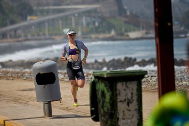 Demir Adam 70.3 Lima 'nın son turlarında koşan sporcular, sadece hayaller peşinde koşmakla kalmaz, aynı zamanda yaşarlar da. Gözyaşları, ter ve kırılmaz ruh bitiş çizgisine giden yolu işaretler..