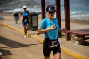 Demir Adam 70.3 Lima 'nın son turlarında koşan sporcular, sadece hayaller peşinde koşmakla kalmaz, aynı zamanda yaşarlar da. Gözyaşları, ter ve kırılmaz ruh bitiş çizgisine giden yolu işaretler..