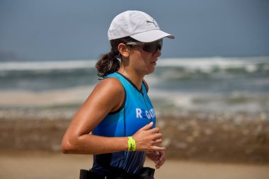 Demir Adam 70.3 Lima 'nın son turlarında koşan sporcular, sadece hayaller peşinde koşmakla kalmaz, aynı zamanda yaşarlar da. Gözyaşları, ter ve kırılmaz ruh bitiş çizgisine giden yolu işaretler..