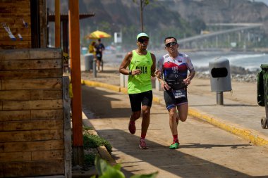 Demir Adam 70.3 Lima 'nın son turlarında koşan sporcular, sadece hayaller peşinde koşmakla kalmaz, aynı zamanda yaşarlar da. Gözyaşları, ter ve kırılmaz ruh bitiş çizgisine giden yolu işaretler..