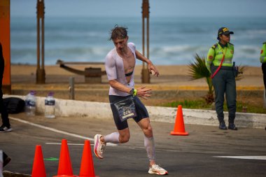 Demir Adam 70.3 Lima 'nın son turlarında koşan sporcular, sadece hayaller peşinde koşmakla kalmaz, aynı zamanda yaşarlar da. Gözyaşları, ter ve kırılmaz ruh bitiş çizgisine giden yolu işaretler..