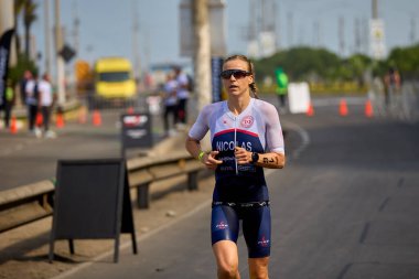 Demir Adam 70.3 Lima 'nın son turlarında koşan sporcular, sadece hayaller peşinde koşmakla kalmaz, aynı zamanda yaşarlar da. Gözyaşları, ter ve kırılmaz ruh bitiş çizgisine giden yolu işaretler..