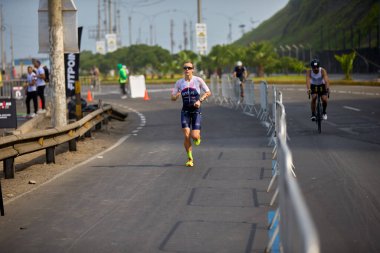 Demir Adam 70.3 Lima 'nın son turlarında koşan sporcular, sadece hayaller peşinde koşmakla kalmaz, aynı zamanda yaşarlar da. Gözyaşları, ter ve kırılmaz ruh bitiş çizgisine giden yolu işaretler..