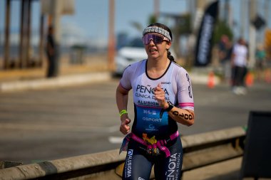 Demir Adam 70.3 Lima 'nın son turlarında koşan sporcular, sadece hayaller peşinde koşmakla kalmaz, aynı zamanda yaşarlar da. Gözyaşları, ter ve kırılmaz ruh bitiş çizgisine giden yolu işaretler..