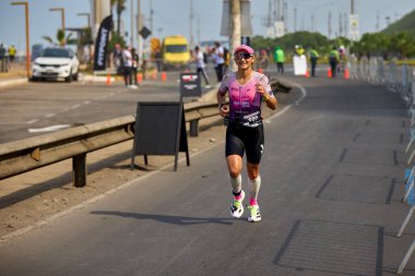 Demir Adam 70.3 Lima 'nın son turlarında koşan sporcular, sadece hayaller peşinde koşmakla kalmaz, aynı zamanda yaşarlar da. Gözyaşları, ter ve kırılmaz ruh bitiş çizgisine giden yolu işaretler..