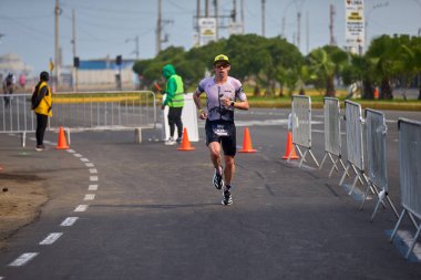 Demir Adam 70.3 Lima 'nın son turlarında koşan sporcular, sadece hayaller peşinde koşmakla kalmaz, aynı zamanda yaşarlar da. Gözyaşları, ter ve kırılmaz ruh bitiş çizgisine giden yolu işaretler..