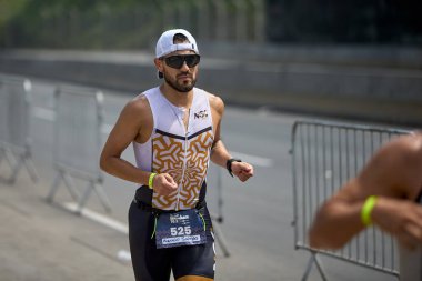 Demir Adam 70.3 Lima 'nın son turlarında koşan sporcular, sadece hayaller peşinde koşmakla kalmaz, aynı zamanda yaşarlar da. Gözyaşları, ter ve kırılmaz ruh bitiş çizgisine giden yolu işaretler..