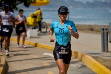 Demir Adam 70.3 Lima 'nın son turlarında koşan sporcular, sadece hayaller peşinde koşmakla kalmaz, aynı zamanda yaşarlar da. Gözyaşları, ter ve kırılmaz ruh bitiş çizgisine giden yolu işaretler..