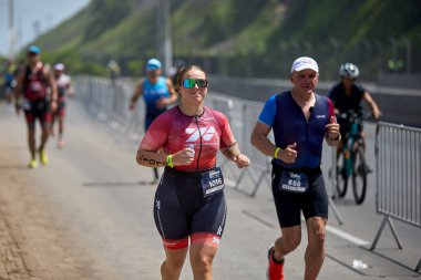 Demir Adam 70.3 Lima 'nın son turlarında koşan sporcular, sadece hayaller peşinde koşmakla kalmaz, aynı zamanda yaşarlar da. Gözyaşları, ter ve kırılmaz ruh bitiş çizgisine giden yolu işaretler..