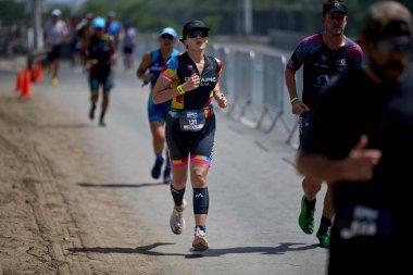 Demir Adam 70.3 Lima 'nın son turlarında koşan sporcular, sadece hayaller peşinde koşmakla kalmaz, aynı zamanda yaşarlar da. Gözyaşları, ter ve kırılmaz ruh bitiş çizgisine giden yolu işaretler..