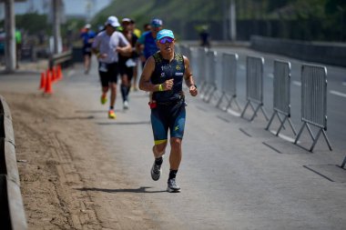 Demir Adam 70.3 Lima 'nın son turlarında koşan sporcular, sadece hayaller peşinde koşmakla kalmaz, aynı zamanda yaşarlar da. Gözyaşları, ter ve kırılmaz ruh bitiş çizgisine giden yolu işaretler..