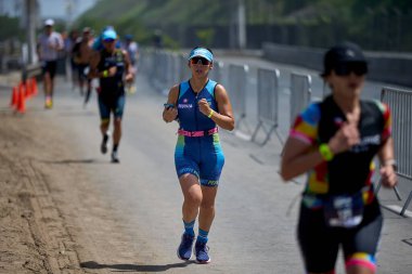 Demir Adam 70.3 Lima 'nın son turlarında koşan sporcular, sadece hayaller peşinde koşmakla kalmaz, aynı zamanda yaşarlar da. Gözyaşları, ter ve kırılmaz ruh bitiş çizgisine giden yolu işaretler..