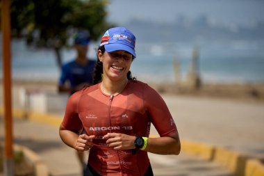 Demir Adam 70.3 Lima 'nın son turlarında koşan sporcular, sadece hayaller peşinde koşmakla kalmaz, aynı zamanda yaşarlar da. Gözyaşları, ter ve kırılmaz ruh bitiş çizgisine giden yolu işaretler..