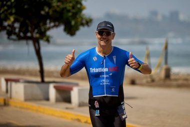 Demir Adam 70.3 Lima 'nın son turlarında koşan sporcular, sadece hayaller peşinde koşmakla kalmaz, aynı zamanda yaşarlar da. Gözyaşları, ter ve kırılmaz ruh bitiş çizgisine giden yolu işaretler..