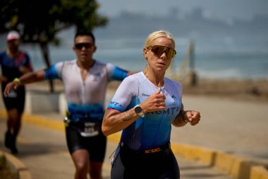 Demir Adam 70.3 Lima 'nın son turlarında koşan sporcular, sadece hayaller peşinde koşmakla kalmaz, aynı zamanda yaşarlar da. Gözyaşları, ter ve kırılmaz ruh bitiş çizgisine giden yolu işaretler..