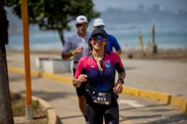 Demir Adam 70.3 Lima 'nın son turlarında koşan sporcular, sadece hayaller peşinde koşmakla kalmaz, aynı zamanda yaşarlar da. Gözyaşları, ter ve kırılmaz ruh bitiş çizgisine giden yolu işaretler..