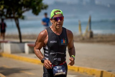 Demir Adam 70.3 Lima 'nın son turlarında koşan sporcular, sadece hayaller peşinde koşmakla kalmaz, aynı zamanda yaşarlar da. Gözyaşları, ter ve kırılmaz ruh bitiş çizgisine giden yolu işaretler..