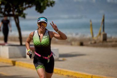 Demir Adam 70.3 Lima 'nın son turlarında koşan sporcular, sadece hayaller peşinde koşmakla kalmaz, aynı zamanda yaşarlar da. Gözyaşları, ter ve kırılmaz ruh bitiş çizgisine giden yolu işaretler..