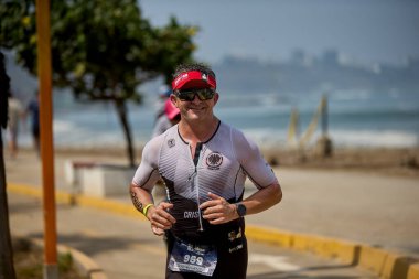 Demir Adam 70.3 Lima 'nın son turlarında koşan sporcular, sadece hayaller peşinde koşmakla kalmaz, aynı zamanda yaşarlar da. Gözyaşları, ter ve kırılmaz ruh bitiş çizgisine giden yolu işaretler..