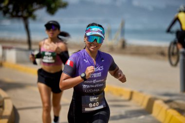 Demir Adam 70.3 Lima 'nın son turlarında koşan sporcular, sadece hayaller peşinde koşmakla kalmaz, aynı zamanda yaşarlar da. Gözyaşları, ter ve kırılmaz ruh bitiş çizgisine giden yolu işaretler..