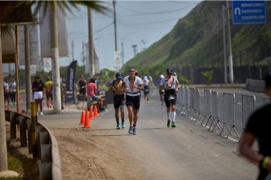 Demir Adam 70.3 Lima 'nın son turlarında koşan sporcular, sadece hayaller peşinde koşmakla kalmaz, aynı zamanda yaşarlar da. Gözyaşları, ter ve kırılmaz ruh bitiş çizgisine giden yolu işaretler..