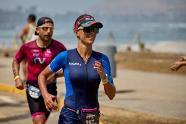 Demir Adam 70.3 Lima 'nın son turlarında koşan sporcular, sadece hayaller peşinde koşmakla kalmaz, aynı zamanda yaşarlar da. Gözyaşları, ter ve kırılmaz ruh bitiş çizgisine giden yolu işaretler..