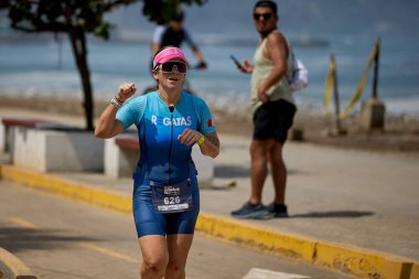 Demir Adam 70.3 Lima 'nın son turlarında koşan sporcular, sadece hayaller peşinde koşmakla kalmaz, aynı zamanda yaşarlar da. Gözyaşları, ter ve kırılmaz ruh bitiş çizgisine giden yolu işaretler..