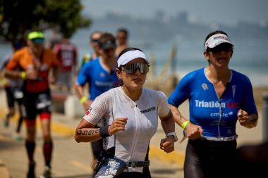 Demir Adam 70.3 Lima 'nın son turlarında koşan sporcular, sadece hayaller peşinde koşmakla kalmaz, aynı zamanda yaşarlar da. Gözyaşları, ter ve kırılmaz ruh bitiş çizgisine giden yolu işaretler..