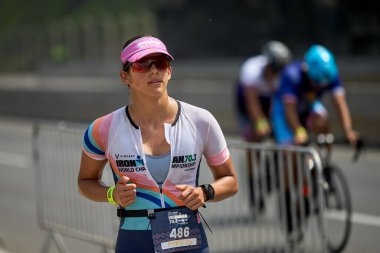 Demir Adam 70.3 Lima 'nın son turlarında koşan sporcular, sadece hayaller peşinde koşmakla kalmaz, aynı zamanda yaşarlar da. Gözyaşları, ter ve kırılmaz ruh bitiş çizgisine giden yolu işaretler..