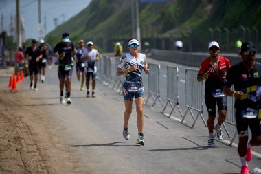 Demir Adam 70.3 Lima 'nın son turlarında koşan sporcular, sadece hayaller peşinde koşmakla kalmaz, aynı zamanda yaşarlar da. Gözyaşları, ter ve kırılmaz ruh bitiş çizgisine giden yolu işaretler..
