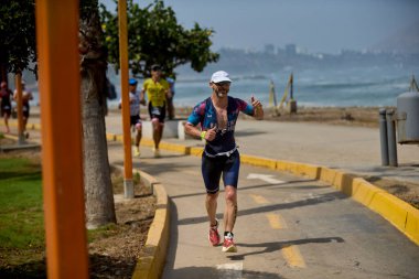 Demir Adam 70.3 Lima 'nın son turlarında koşan sporcular, sadece hayaller peşinde koşmakla kalmaz, aynı zamanda yaşarlar da. Gözyaşları, ter ve kırılmaz ruh bitiş çizgisine giden yolu işaretler..