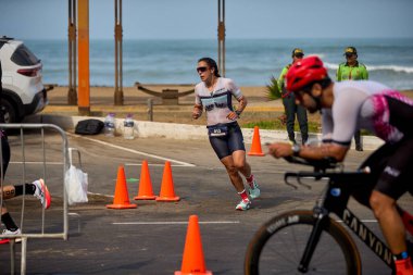 Demir Adam 70.3 Lima 'nın son turlarında koşan sporcular, sadece hayaller peşinde koşmakla kalmaz, aynı zamanda yaşarlar da. Gözyaşları, ter ve kırılmaz ruh bitiş çizgisine giden yolu işaretler..