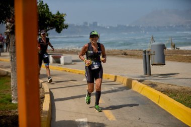 Demir Adam 70.3 Lima 'nın son turlarında koşan sporcular, sadece hayaller peşinde koşmakla kalmaz, aynı zamanda yaşarlar da. Gözyaşları, ter ve kırılmaz ruh bitiş çizgisine giden yolu işaretler..