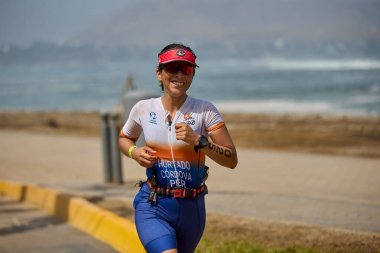 Demir Adam 70.3 Lima 'nın son turlarında koşan sporcular, sadece hayaller peşinde koşmakla kalmaz, aynı zamanda yaşarlar da. Gözyaşları, ter ve kırılmaz ruh bitiş çizgisine giden yolu işaretler..