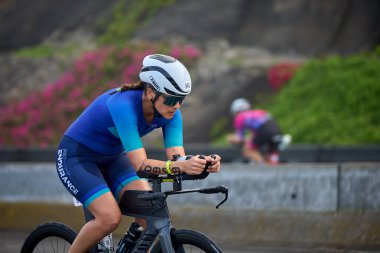 IRONMAN 70.3 Lima bisiklet bacağı. Saniyeler podyumu tanımlarken her watt sayılıyor.