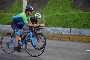 IRONMAN 70.3 Lima bisiklet bacağı. Saniyeler podyumu tanımlarken her watt sayılıyor.