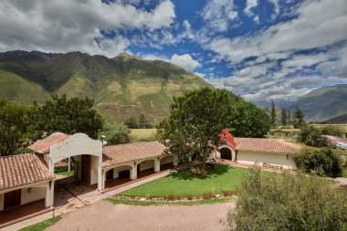Ebedi bir çiftlikte romantik bir masa, iki kişilik bir masa, altın ışıkla öpülmüş, her detay Kutsal Vadi 'nin kalbine romantizm fısıldıyor. 